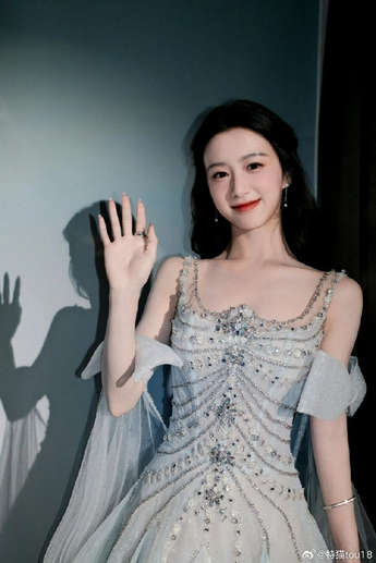 一边吃奶一边做爰爽模板